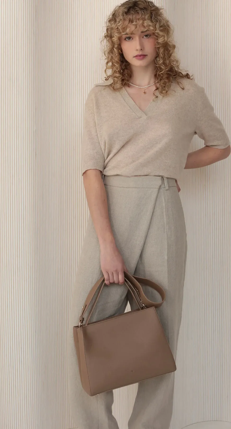 ELA LADY BAG WITH GOLD HARDWARE AND MAGNET